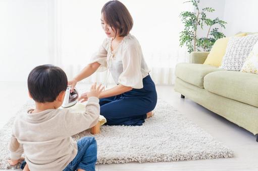 家事をするお母さんと子供 家事をするお母さんと子供 発育,児童,教育の写真素材