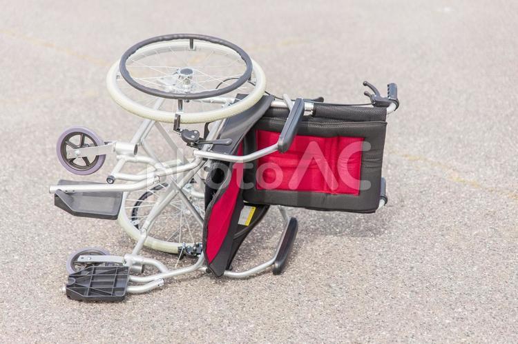 交通事故で倒れた車椅子(転倒) 車いす,車椅子,事故の写真素材