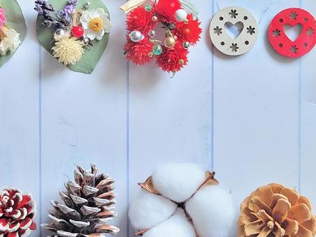 自然素材クリスマスオーナメントのフレーム クリスマス,オーナメント,フレームの写真素材