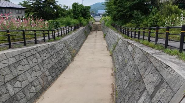 水の枯れた用水路 用水路,景色,コンクリートの写真素材