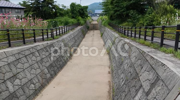 水の枯れた用水路 用水路,景色,コンクリートの写真素材