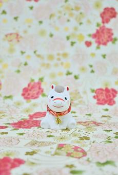 可愛い馬の置物と和柄の背景の年賀状素材 年賀状,年賀,背景素材の写真素材