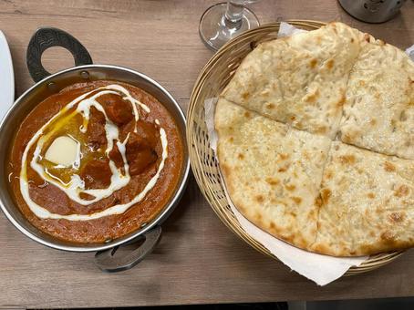 バターチキンカレーとチーズナン バターチキンカレーとチーズナン バターチキンカレー,バターチキン,カレーの写真素材