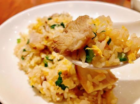 Scoop the fried rice with a spoon, JPG Scoop the fried rice with a spoon, JPG
