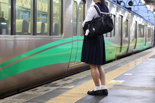 いつもの電車 セーラー服,女性,電車の写真素材