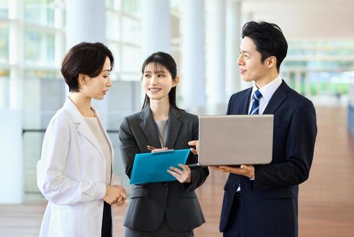 医者と営業のビジネスマン　製薬会社 医師,ドクター,営業の写真素材