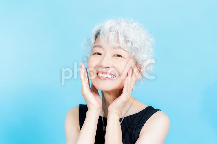 シニア女性のビューティーイメージ シニア,笑顔,グレイヘアの写真素材