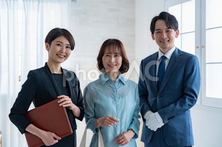 スーツの男女とシニアの女性 ショッピング,コンシェルジュ,ブランドの写真素材