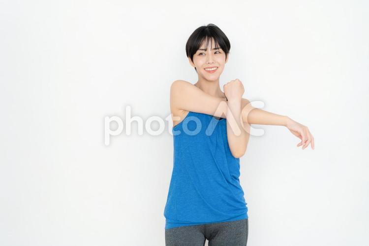 白バックのフィットネスをする若い女性 フィットネス,ヨガ,スポーツの写真素材