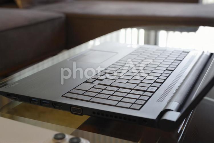 テーブルの上に置かれたパソコンとスマホ パソコン,ノートパソコン,ノートpcの写真素材