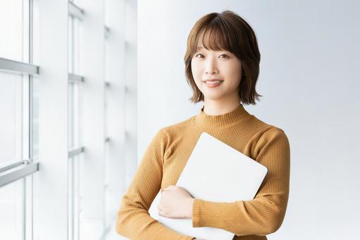 パソコンを持つ女性・ビジネスウーマン 女性,パソコン,笑顔の写真素材