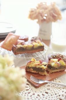 サツマイモのケーキ サツマイモのケーキ 焼き菓子,グラス,ミルクの写真素材