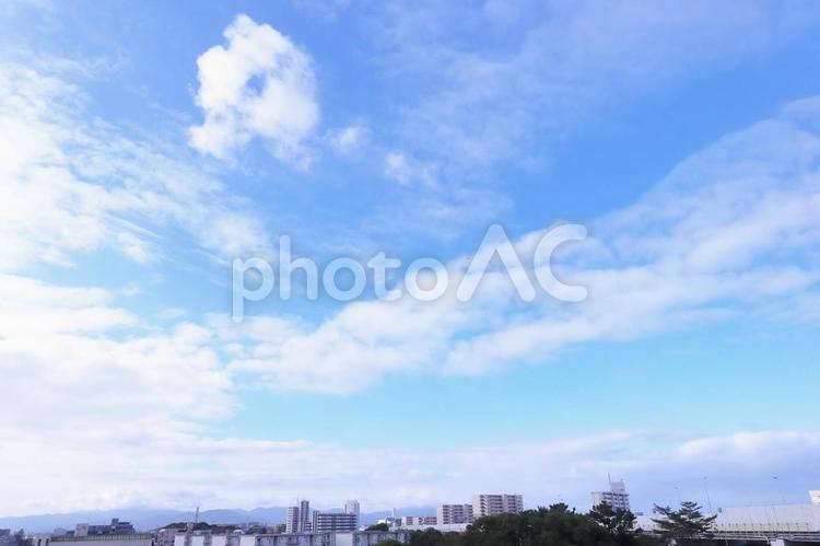 美しい空と雲と街並みの背景素材 空,青空,背景の写真素材