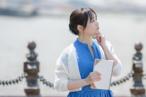 考える青い服の女性 考える青い服の女性 女性,青い服,ワンピースの写真素材