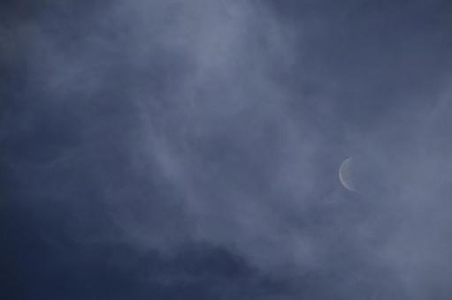 雲の中の半月 雲の中の半月の写真
