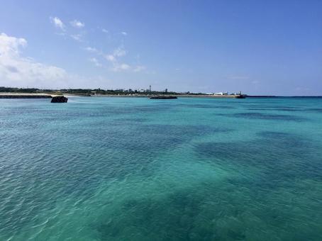 南の島の綺麗な海の写真