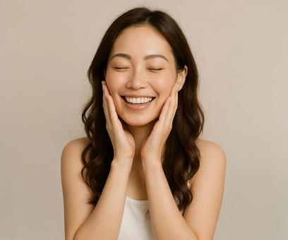 笑顔が魅力的なスキンケア中の女性 笑顔が魅力的なスキンケア中の女性の写真
