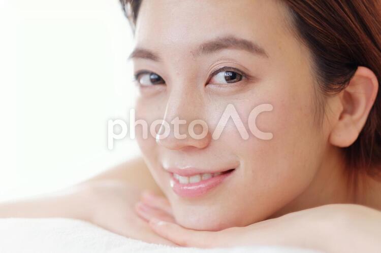 エステのベッドにうつ伏せに寝る女性1 エステ,女性,客の写真素材