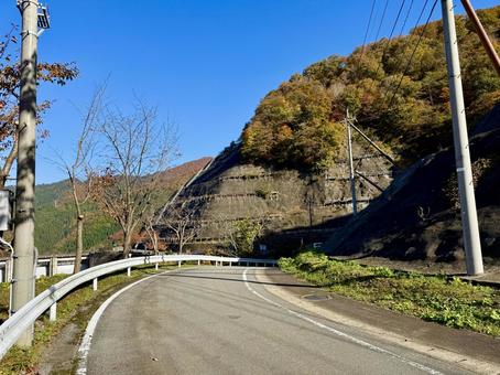 秋の福井の九頭竜ダム　紅葉に色づく湖 秋,晩秋,九頭竜ダムの写真素材