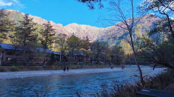 山岳観光地の朝 上高地,梓川,北アルプスの写真素材