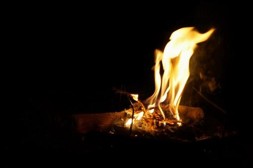 焚火 キャンプファイヤー 焚火 キャンプファイヤーの写真