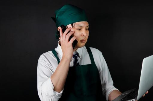 作業中の男性店員 作業中の男性店員の写真