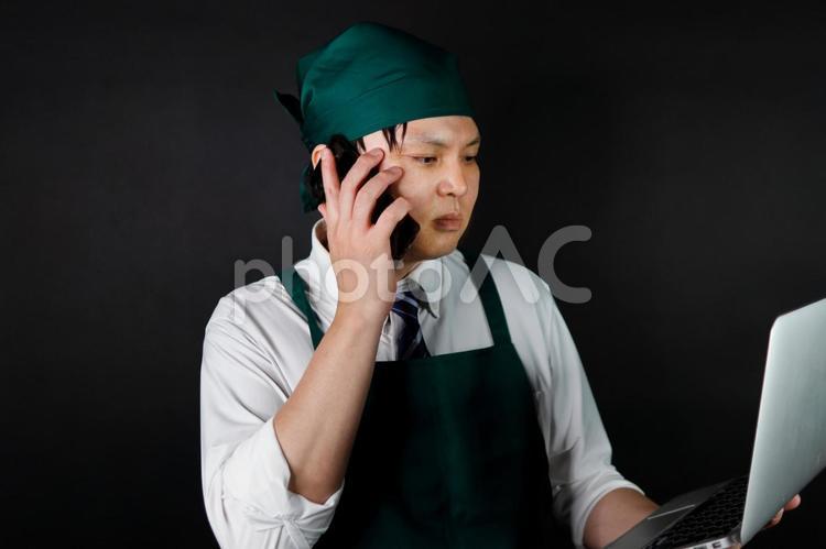 作業中の男性店員 男性,店員,作業中の写真素材