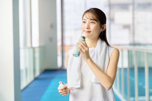 トレーニングして水分補給する女性 トレーニング,水分補給,女性の写真素材