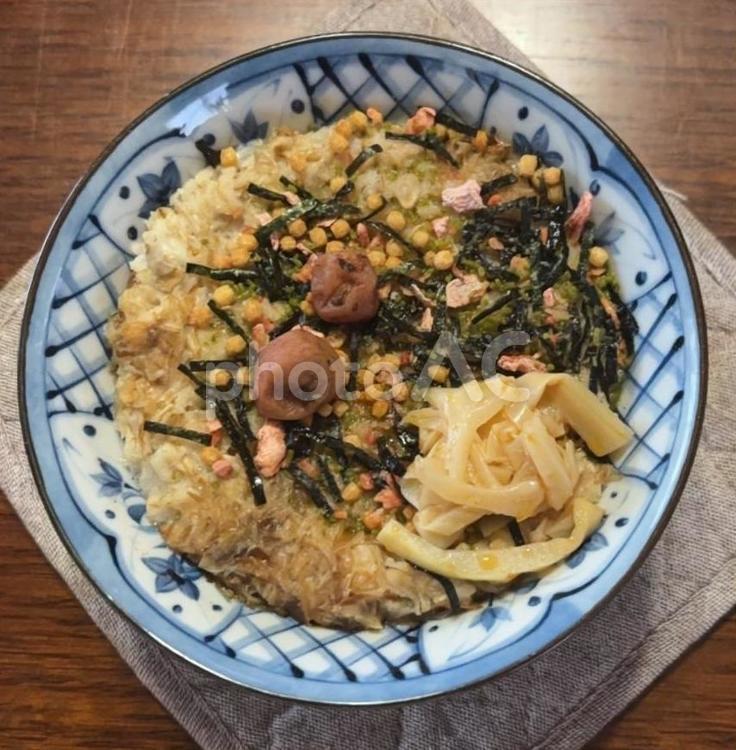 オートミールと鰹節のレンチンの等の茶碗飯 茶碗飯,オートミール,鰹梅の写真素材