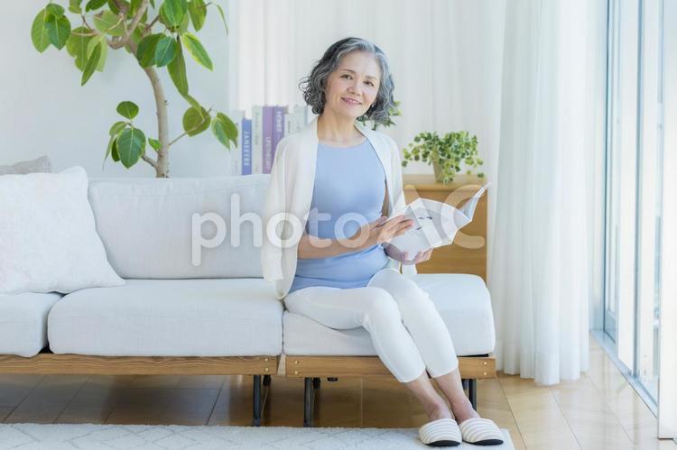 くつろぐシニア女性 シニア,読書,笑顔の写真素材