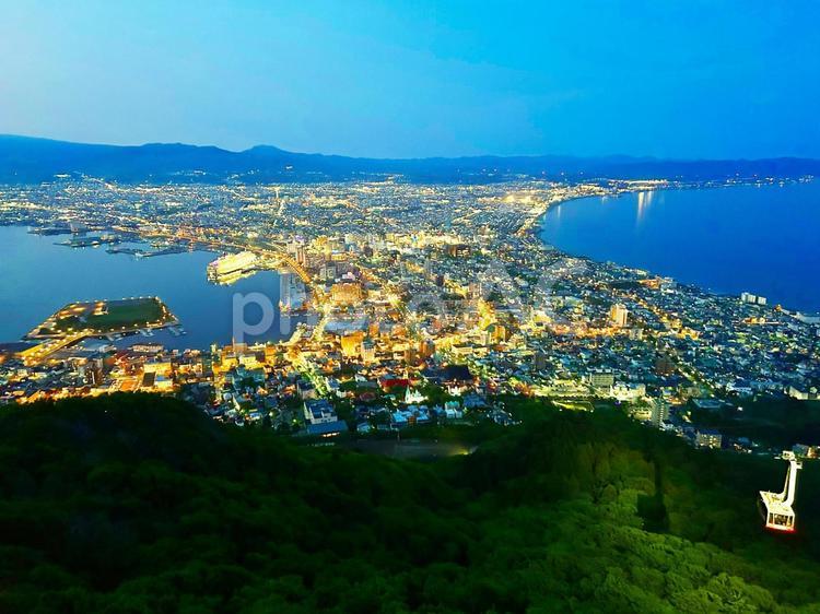 函館山、展望台から見た夜景 夕景,灯火,夜景の写真素材