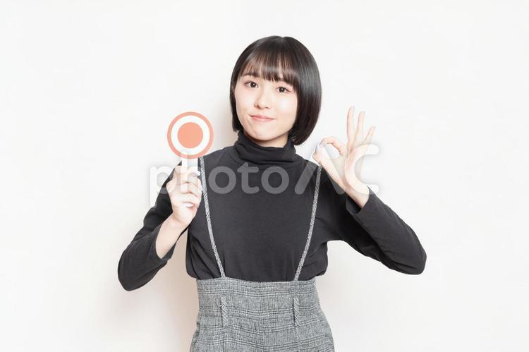 OKのプレートを見せている若い女性 ok,大丈夫,女性の写真素材