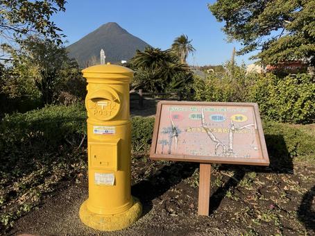 西大山駅にある黄色い郵便ポスト 西大山駅にある黄色い郵便ポスト 郵便ポスト,黄色い郵便ポスト,幸せを運ぶポストの写真素材