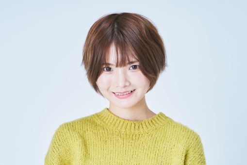 ショートカットで笑顔の若い女性 ショートカットで笑顔の若い女性 女性,若い,20代の写真素材