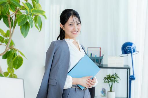 オフィスで働くビジネスウーマン オフィスカジュアル,クリエイティブオフィス,エンジニアの写真素材