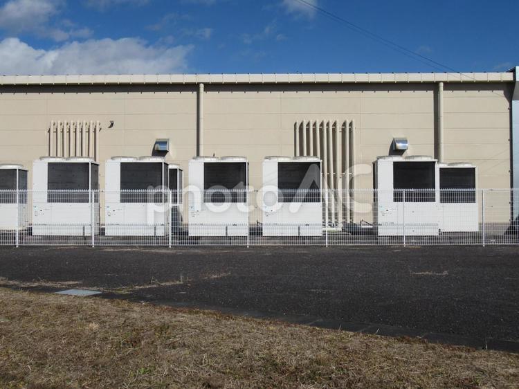 郊外スーパーマーケットのエアコン室外機 建物,店,店舗の写真素材