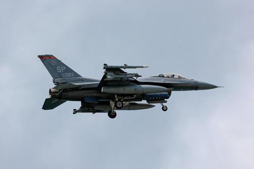 F-16 ファイティングファルコン F-16 ファイティングファルコン fー16,戦闘機,嘉手納基地の写真素材
