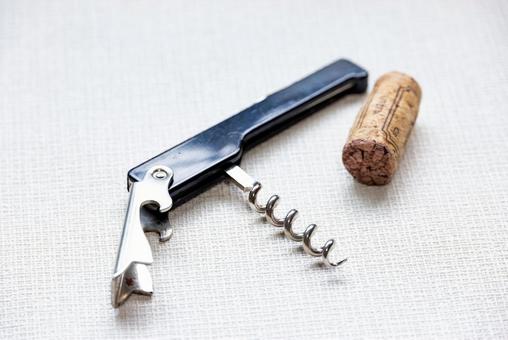 黒いワインオープナーとコルク 黒いワインオープナーとコルク コルク抜き,ソムリエナイフ,オープナーの写真素材