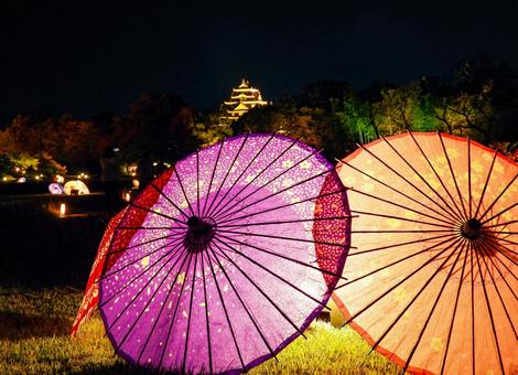 岡山後楽園のライトアップされた和傘の写真