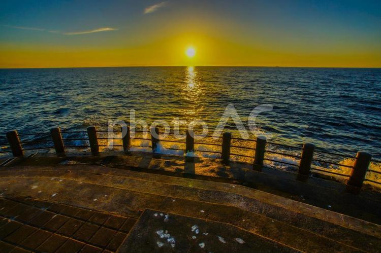 波打つ夕暮れ（新潟県） 新潟港,海,夕焼けの写真素材