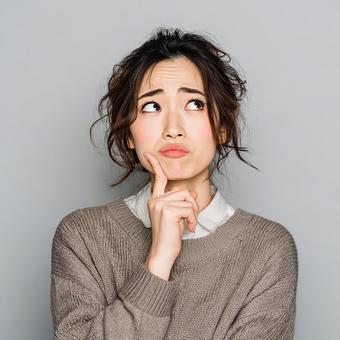 悩む若い女性のクローズアップ 悩む若い女性のクローズアップの写真