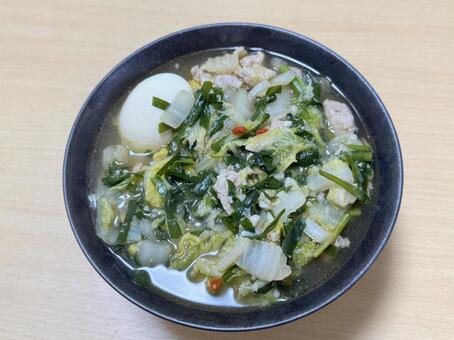 ニンニクたっぷりラーメン 酒のあて,スタミナラーメン,ニラの写真素材