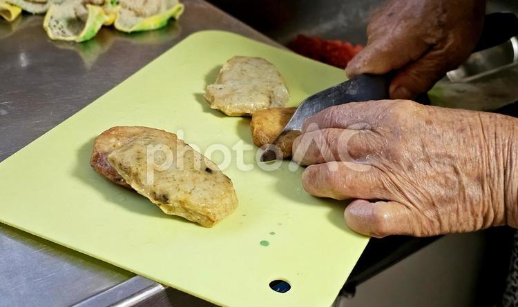 包丁を使うおばあちゃん おばあちゃん,包丁,料理の写真素材