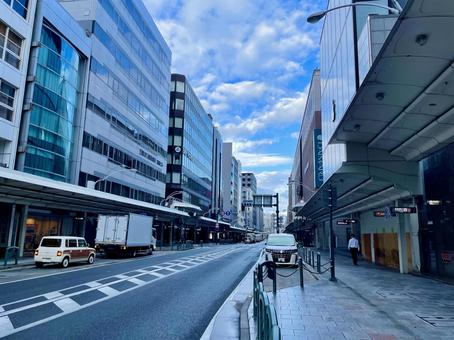 早朝の京都四条通2 早朝の京都四条通2 四条通,京都市,繁華街の写真素材