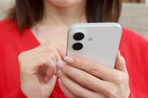 スマホを持つ女性 スマホを持つ女性 スマホ,女性,ビジネスの写真素材