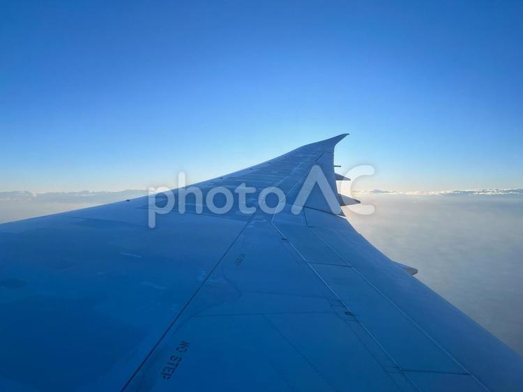 飛行中の機内から翼を望む 飛行機,機内,機外の写真素材