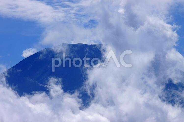 夏の雨上がりの山から沸き立つ上昇雲（8月の富士山） 夏,雨上がり,山の写真素材