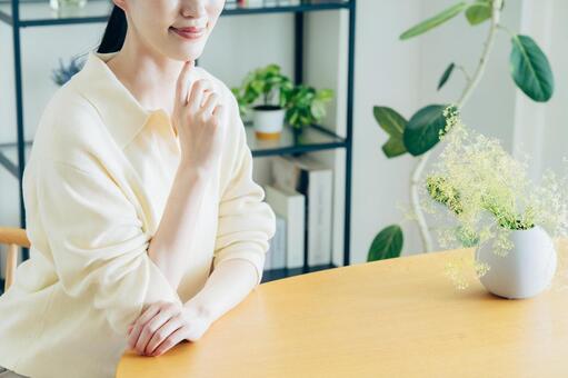 家でくつろぐ若い女性 家,女性,若いの写真素材