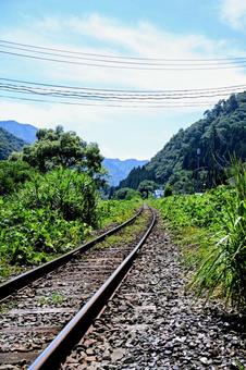 夏の線路:緑の山々を越えて 夏の線路:緑の山々を越えて 線路,夏,緑の写真素材