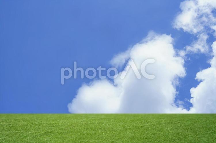 芝生と青空、夏の空、スポーツ/爽やかな背景画像/タイトル、見出し用文字入れスペース スポーツ,芝生,スカイの写真素材